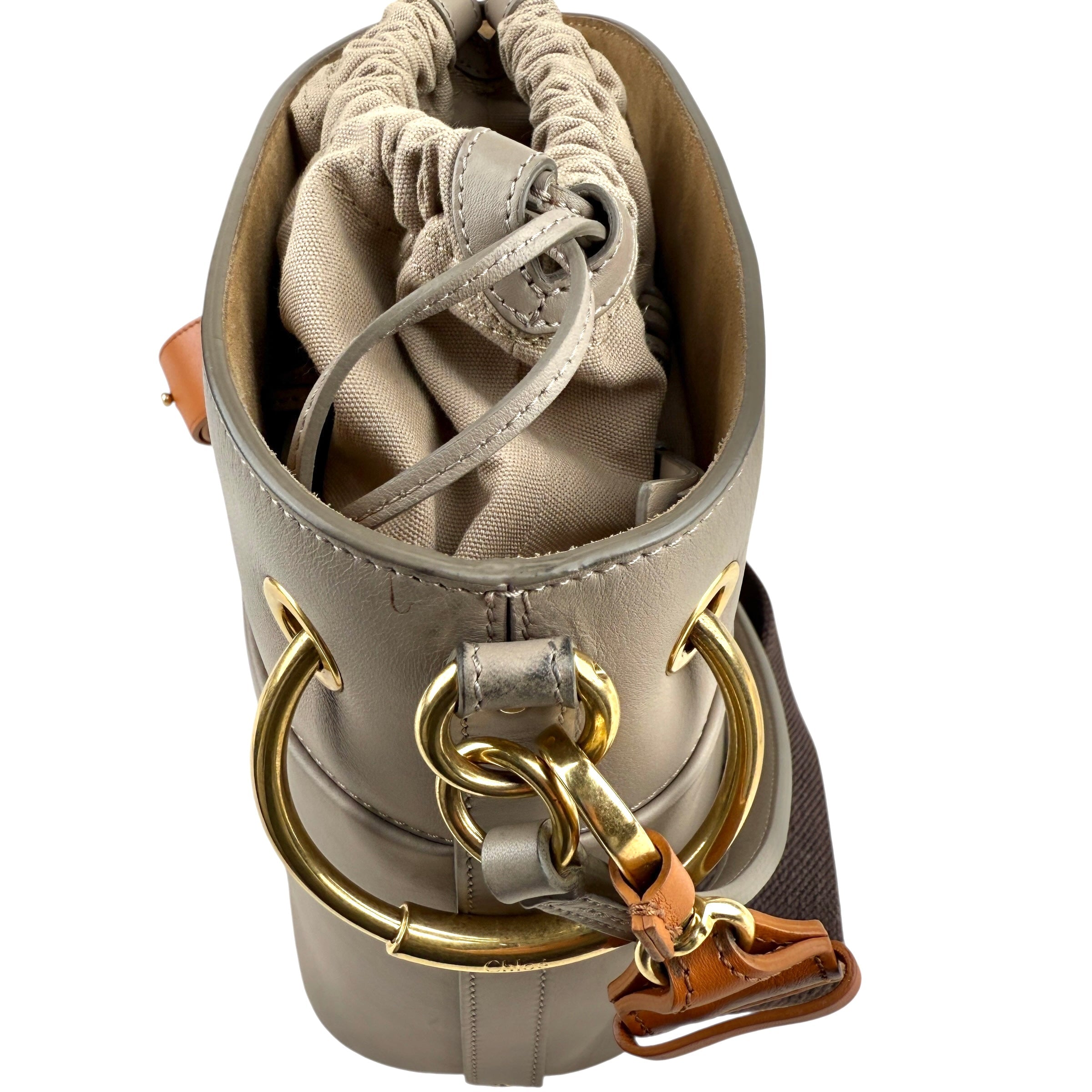Pre-owned chloe-roy-leather-bucket-bag-front