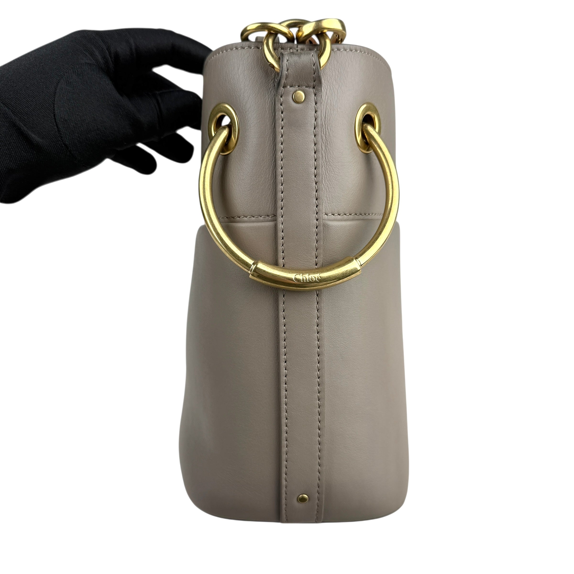 Pre-owned chloe-roy-leather-bucket-bag-front