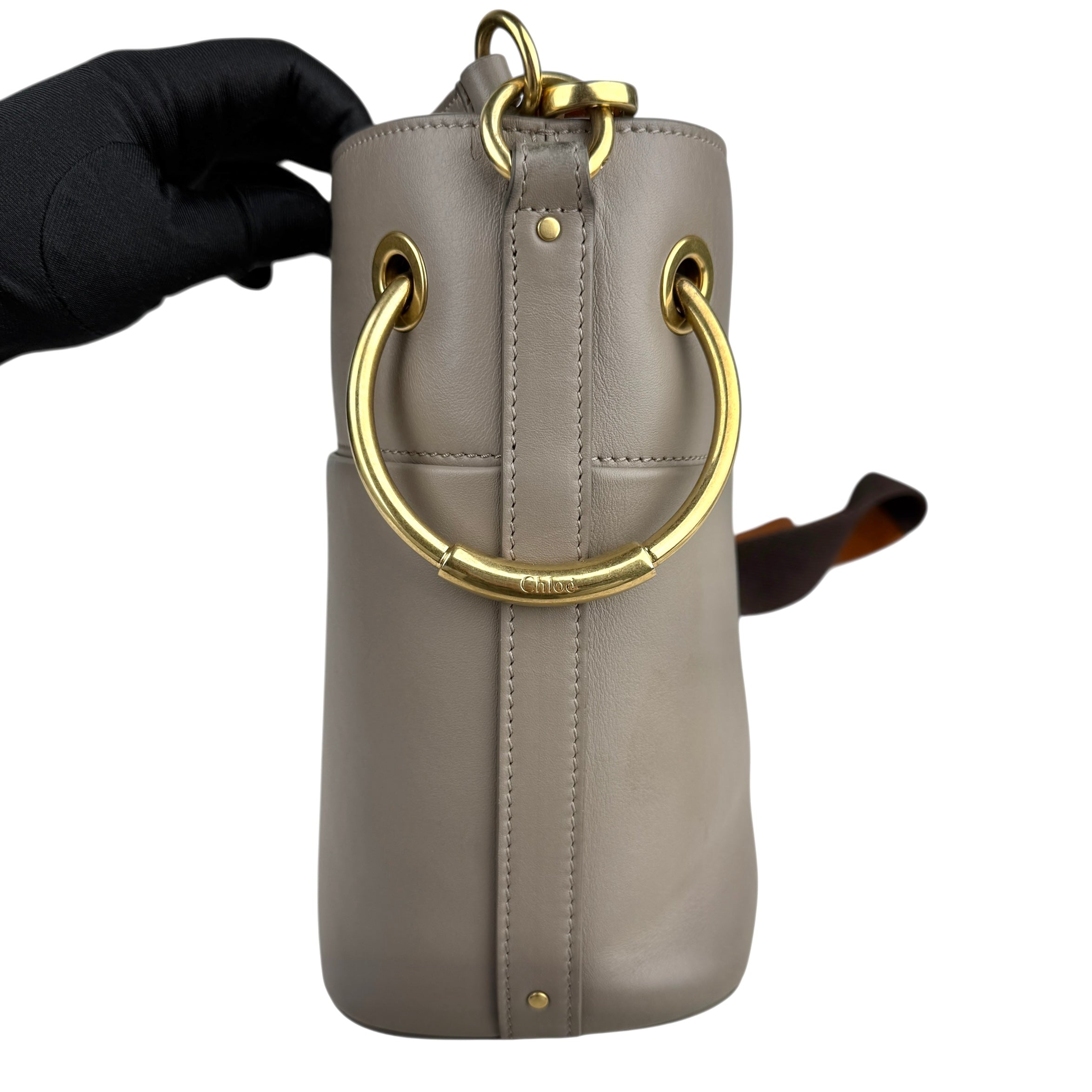 Pre-owned chloe-roy-leather-bucket-bag-front