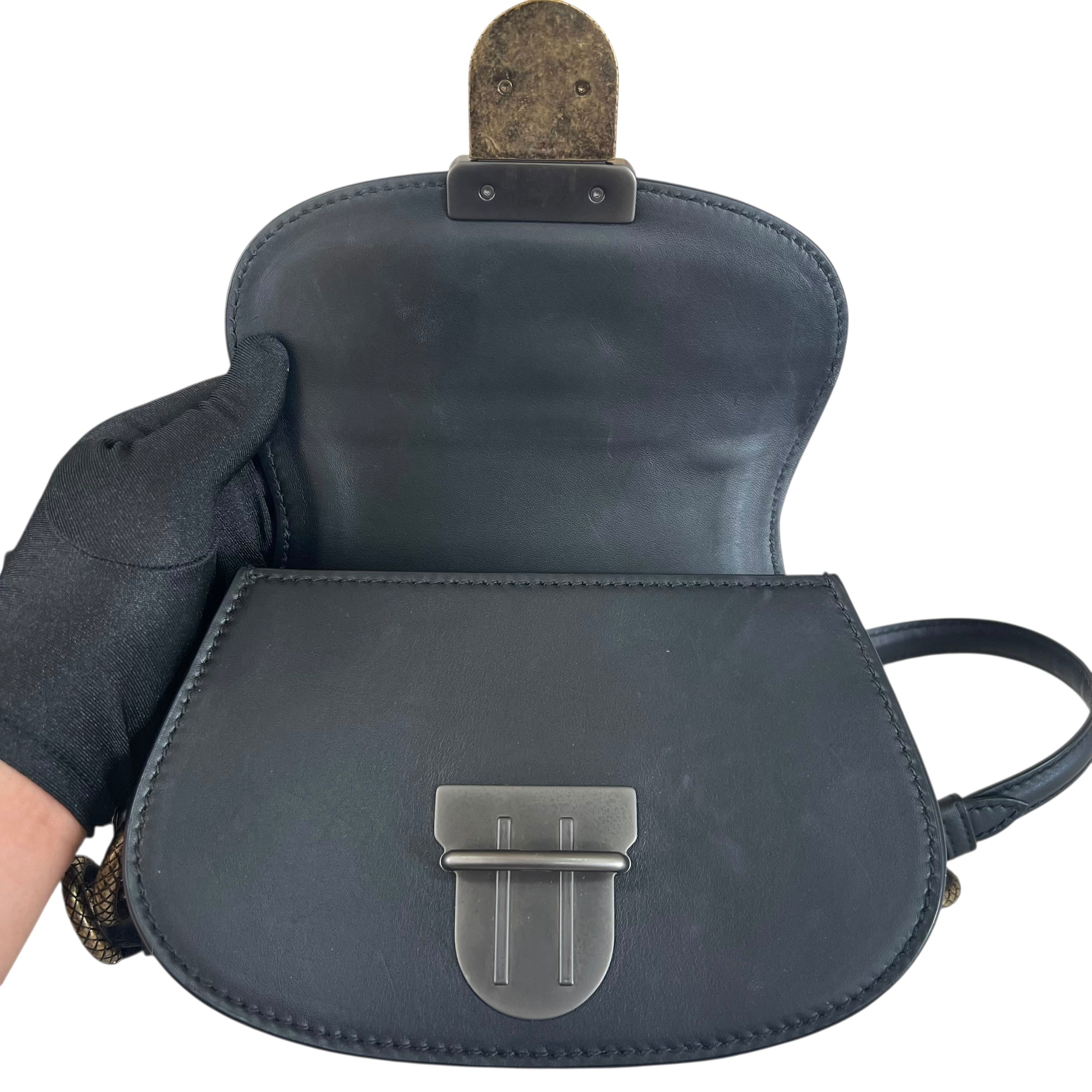 Pre-owned bottega-veneta-umbria-chain-black-front-view