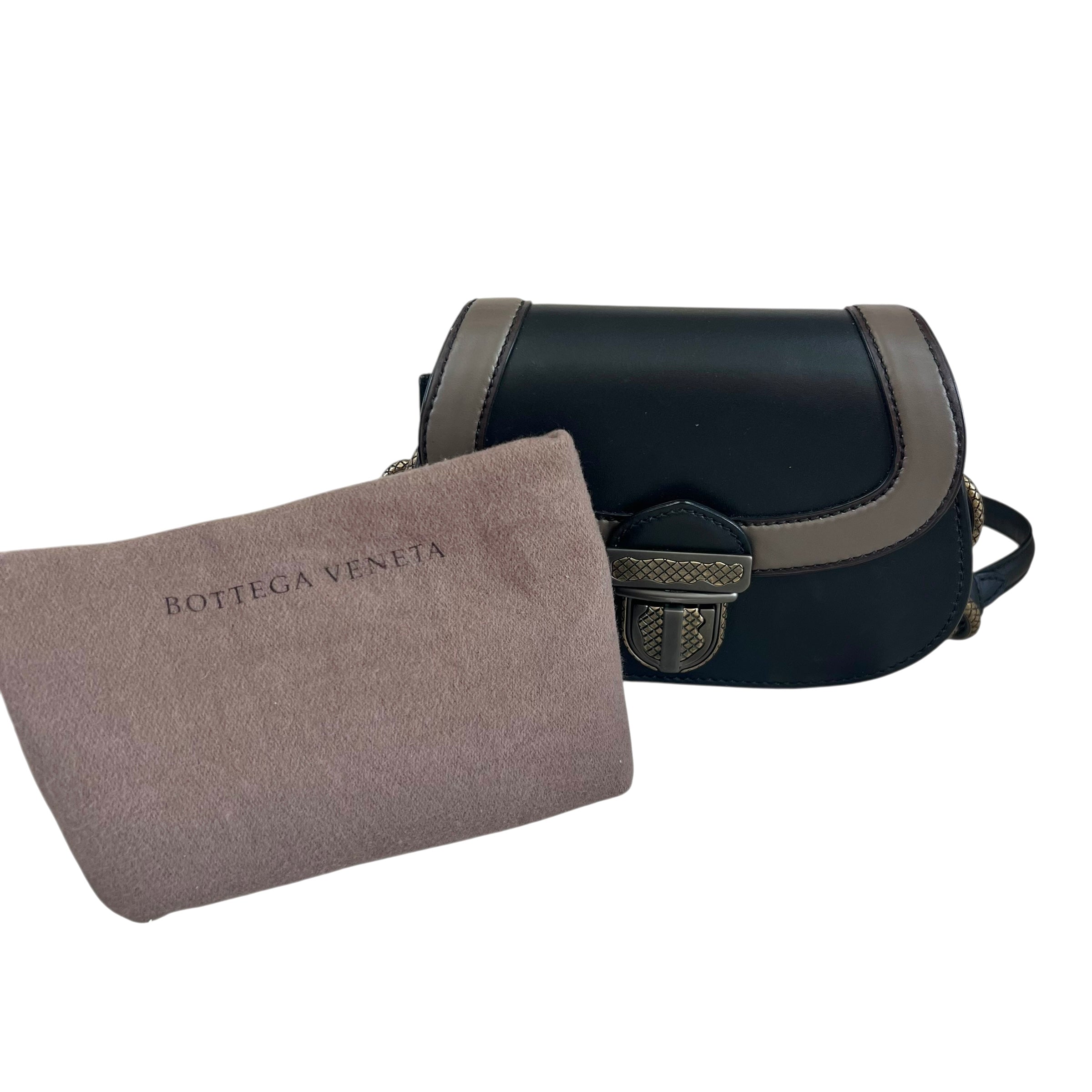 bottega-veneta-umbria-chain-black-back-view