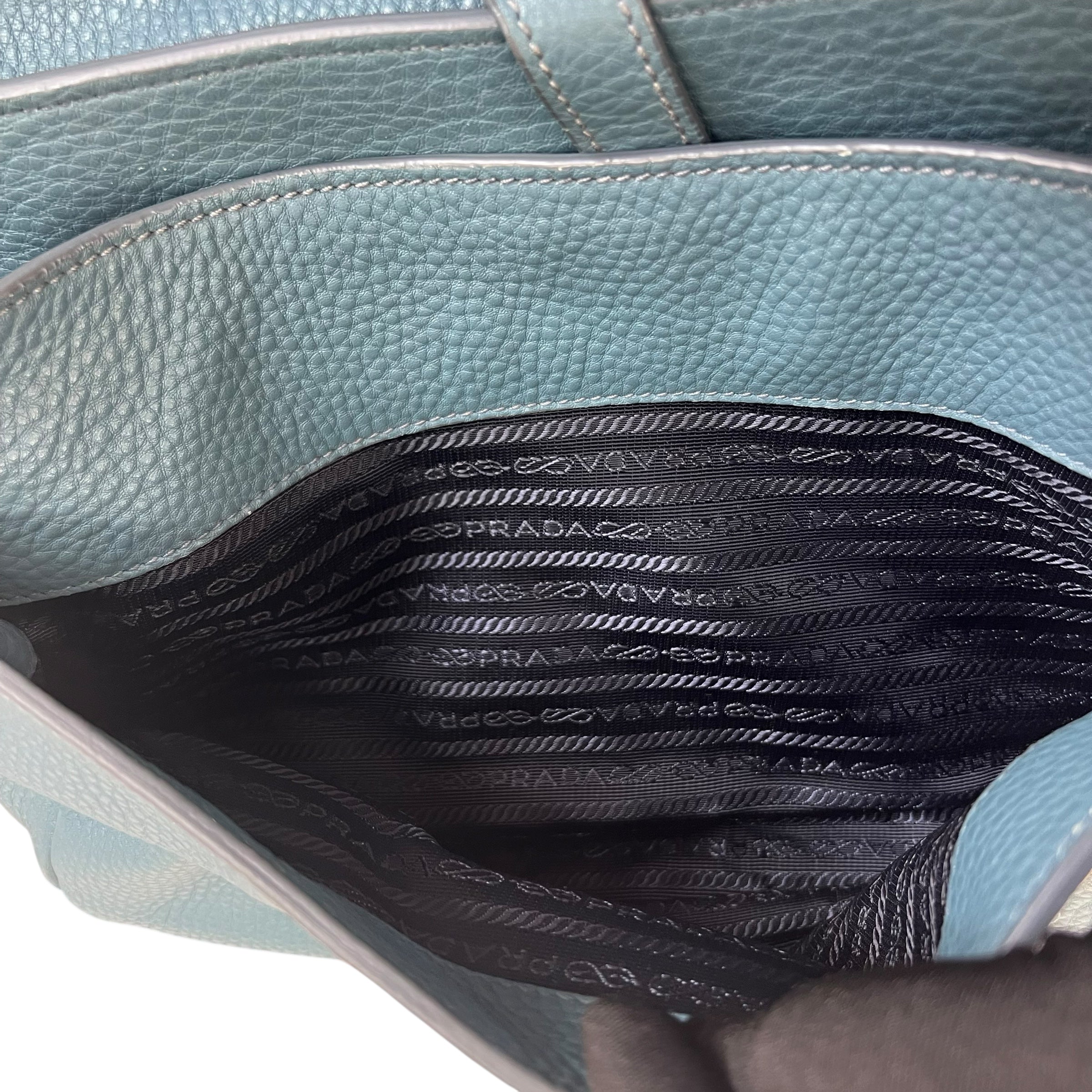 Pre-owned prada-vitello-daino-push-lock-messenger-bag