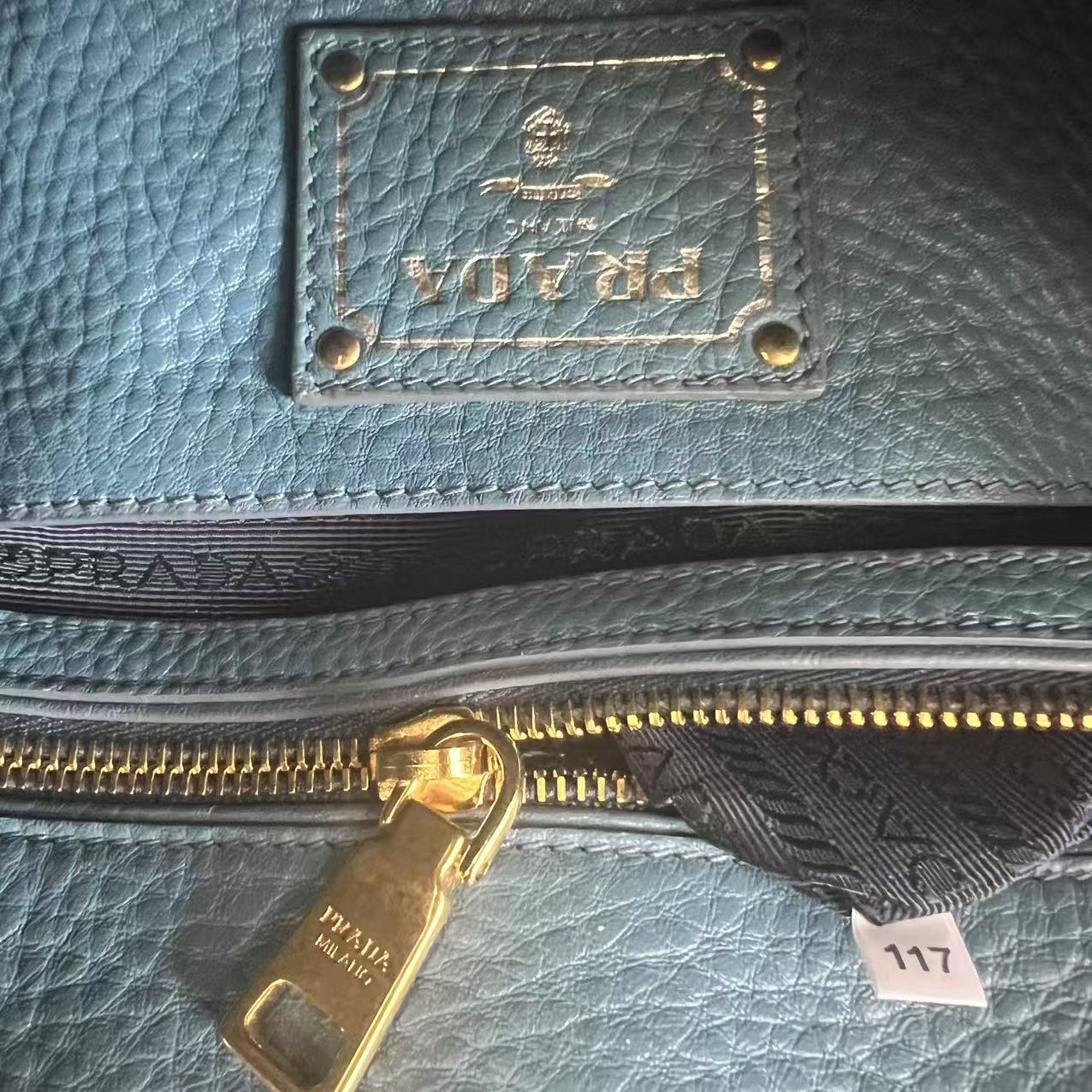 Pre-owned prada-vitello-daino-push-lock-messenger-bag