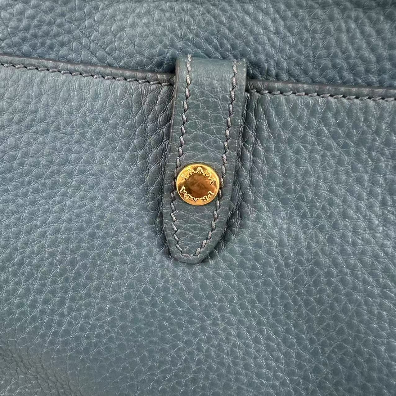 Pre-owned prada-vitello-daino-push-lock-messenger-bag
