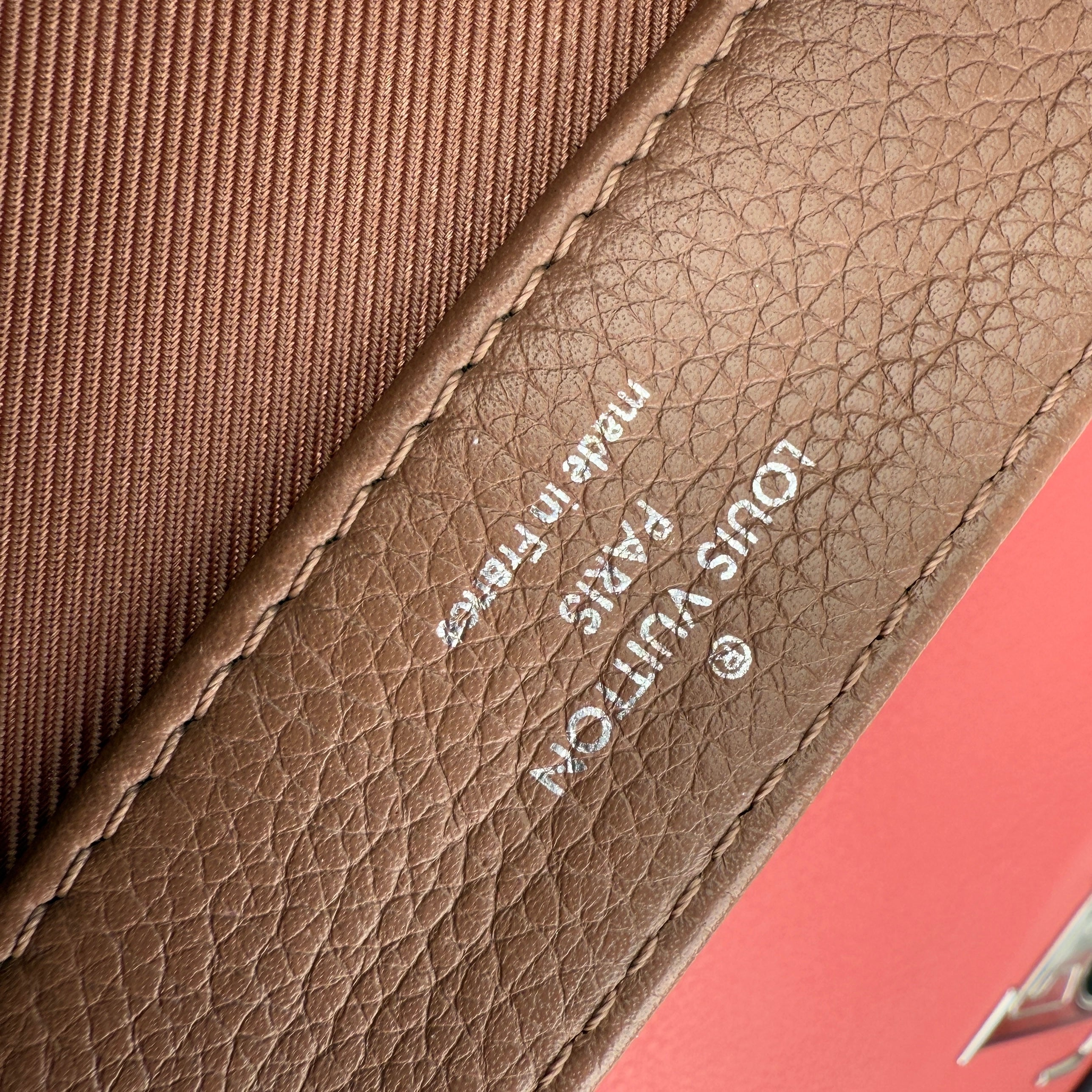 Pre-owned louis-vuitton-lockme-ii-top-handle-handbag