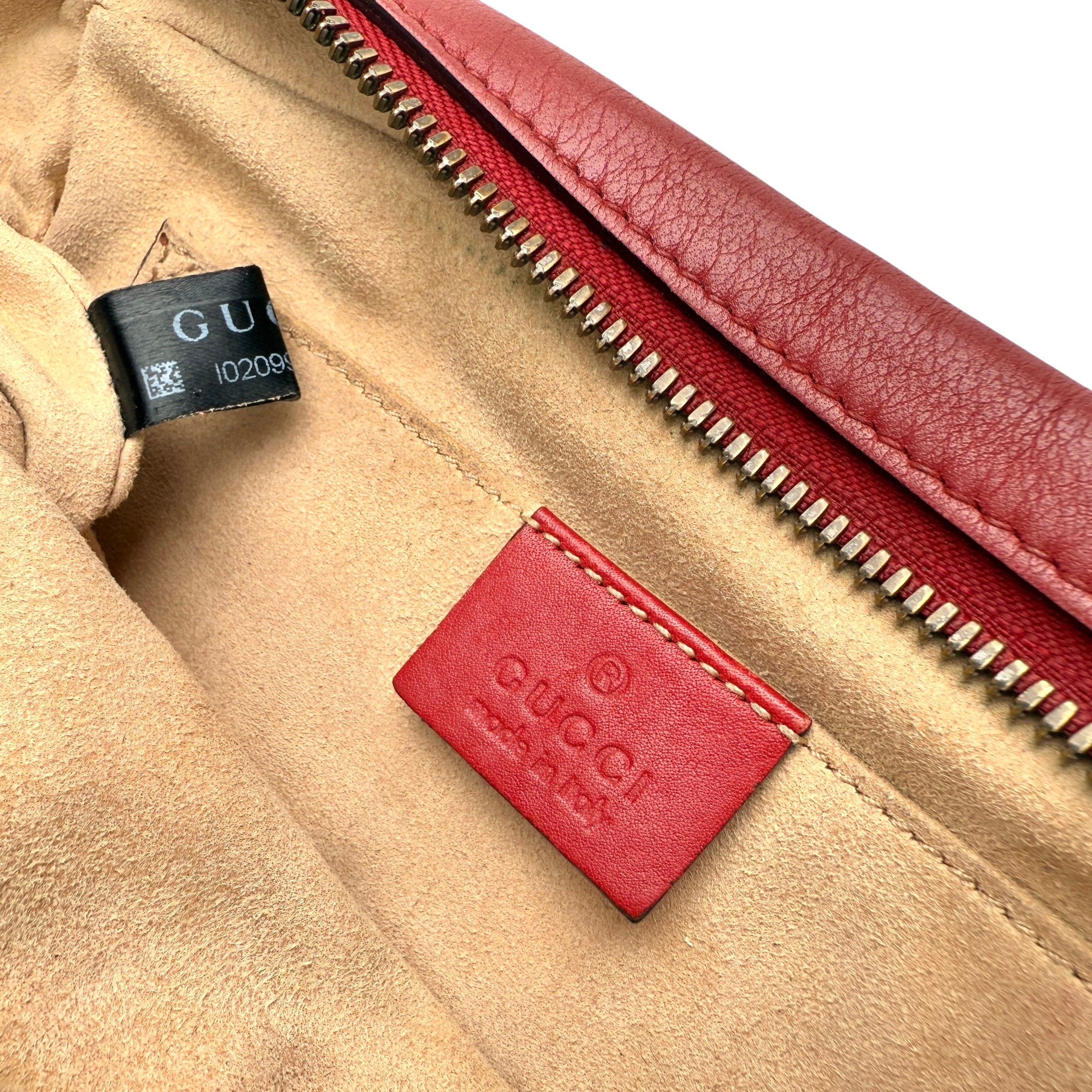 Pre-owned gucci red quilted leather marmont matelasse camera bag front