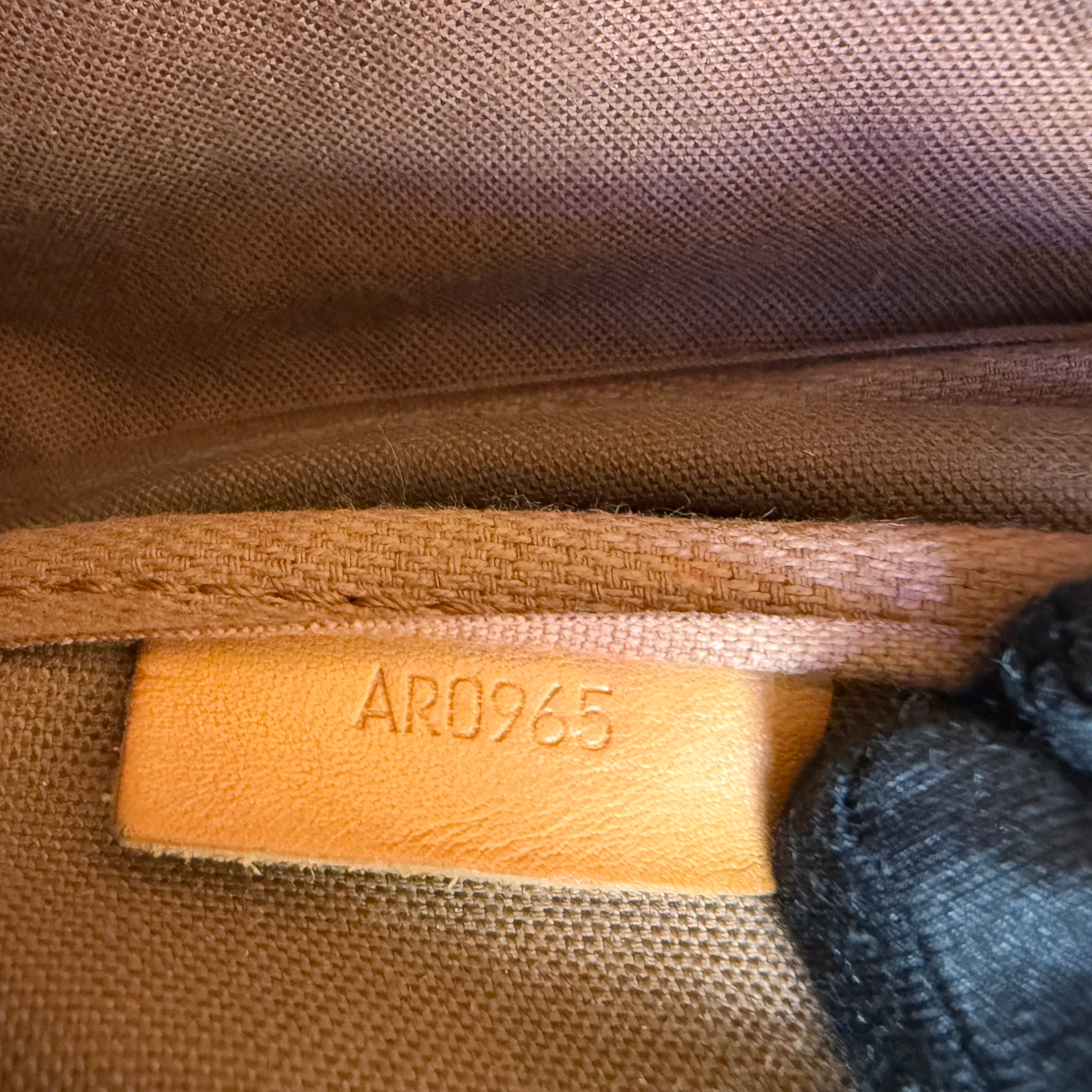 Pre-owned Louis Vuitton Monogram Canvas Saumur Messenger Bag messenger bag