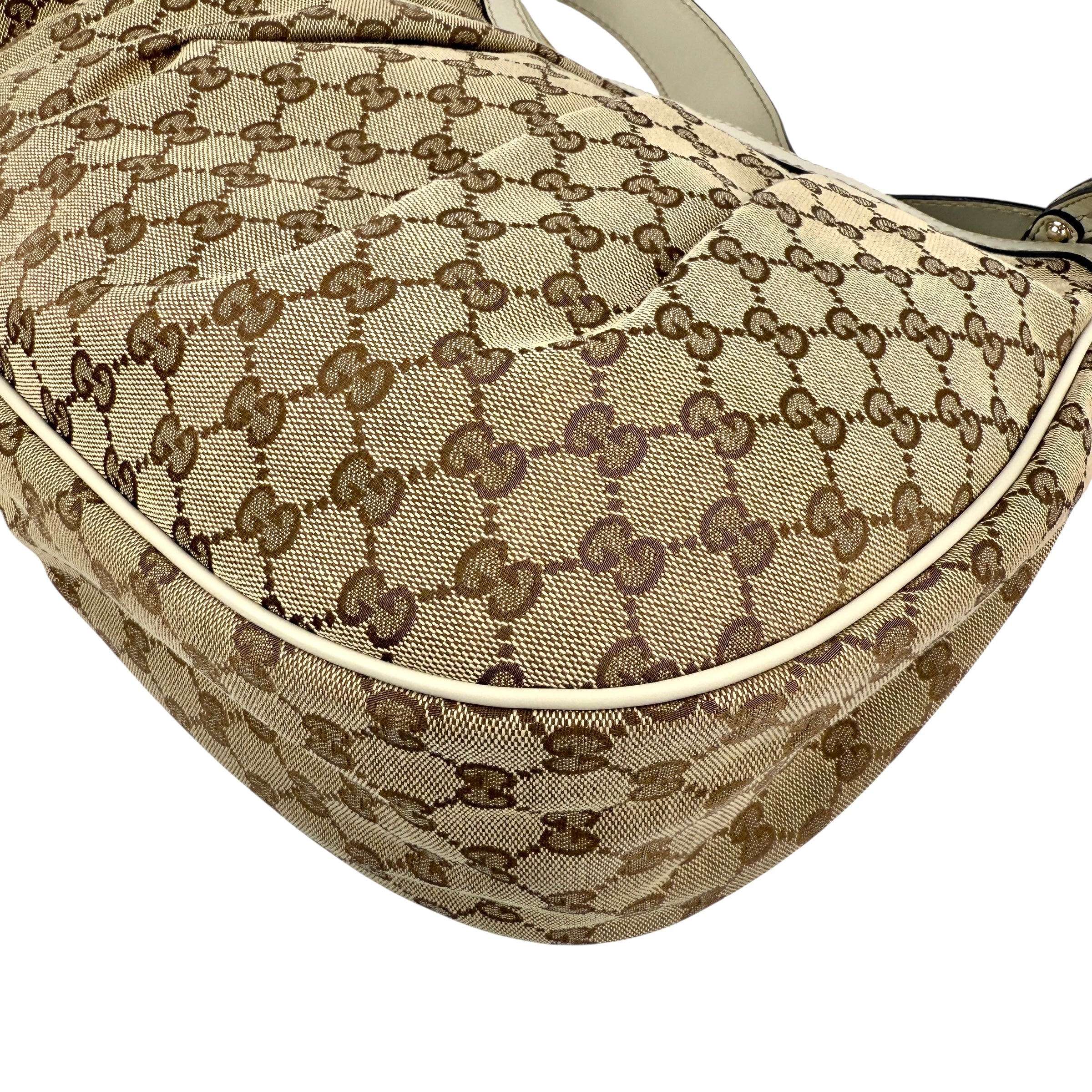 Pre-owned Gucci Beige/White GG Canvas Medium Sukey Hobo bag