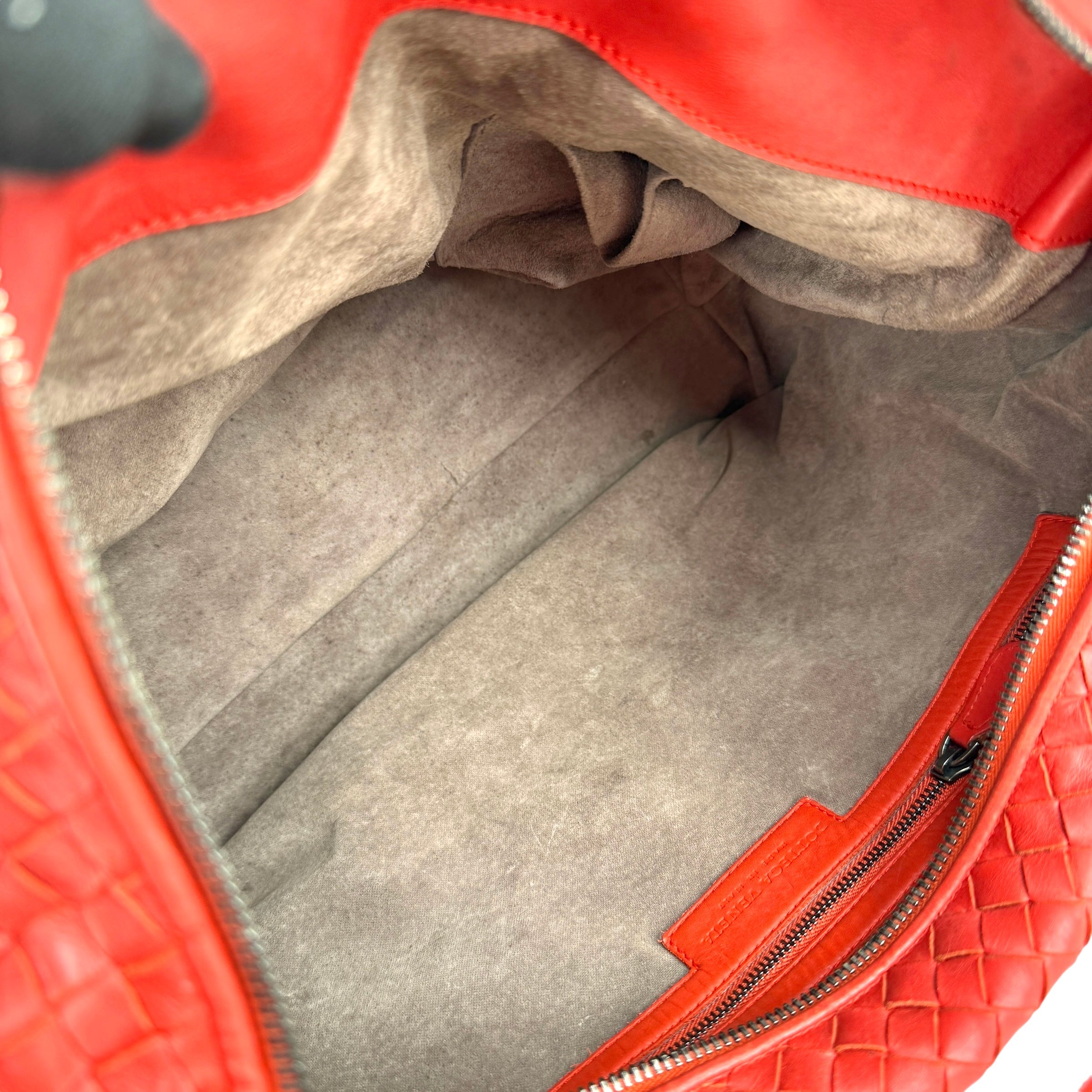 Pre-owned Bottega Veneta Red Intrecciato Woven Nappa Leather Medium Veneta Hobo Bag