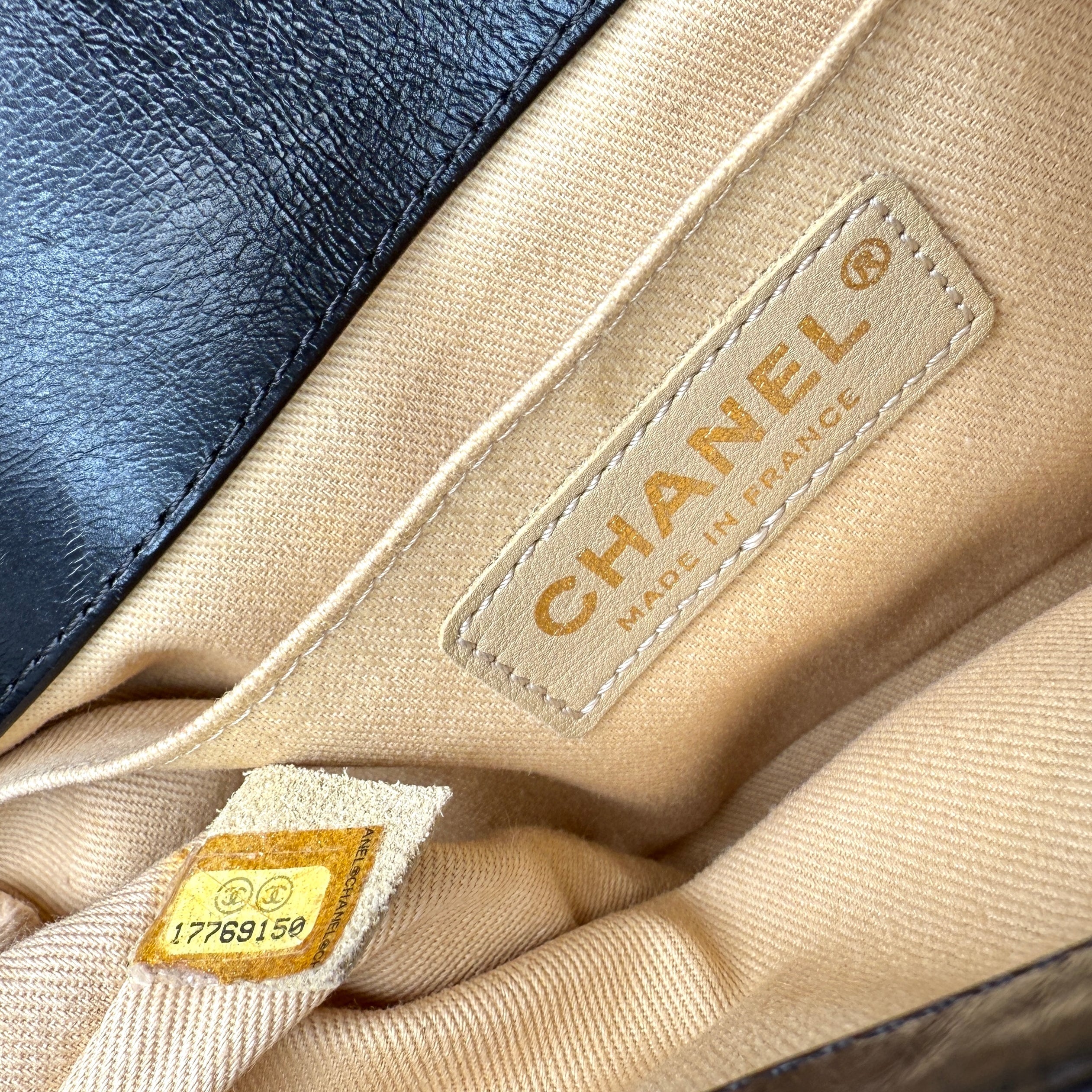 Pre-owned Chanel Black Quilted Leather Medium Boy Flap Bag