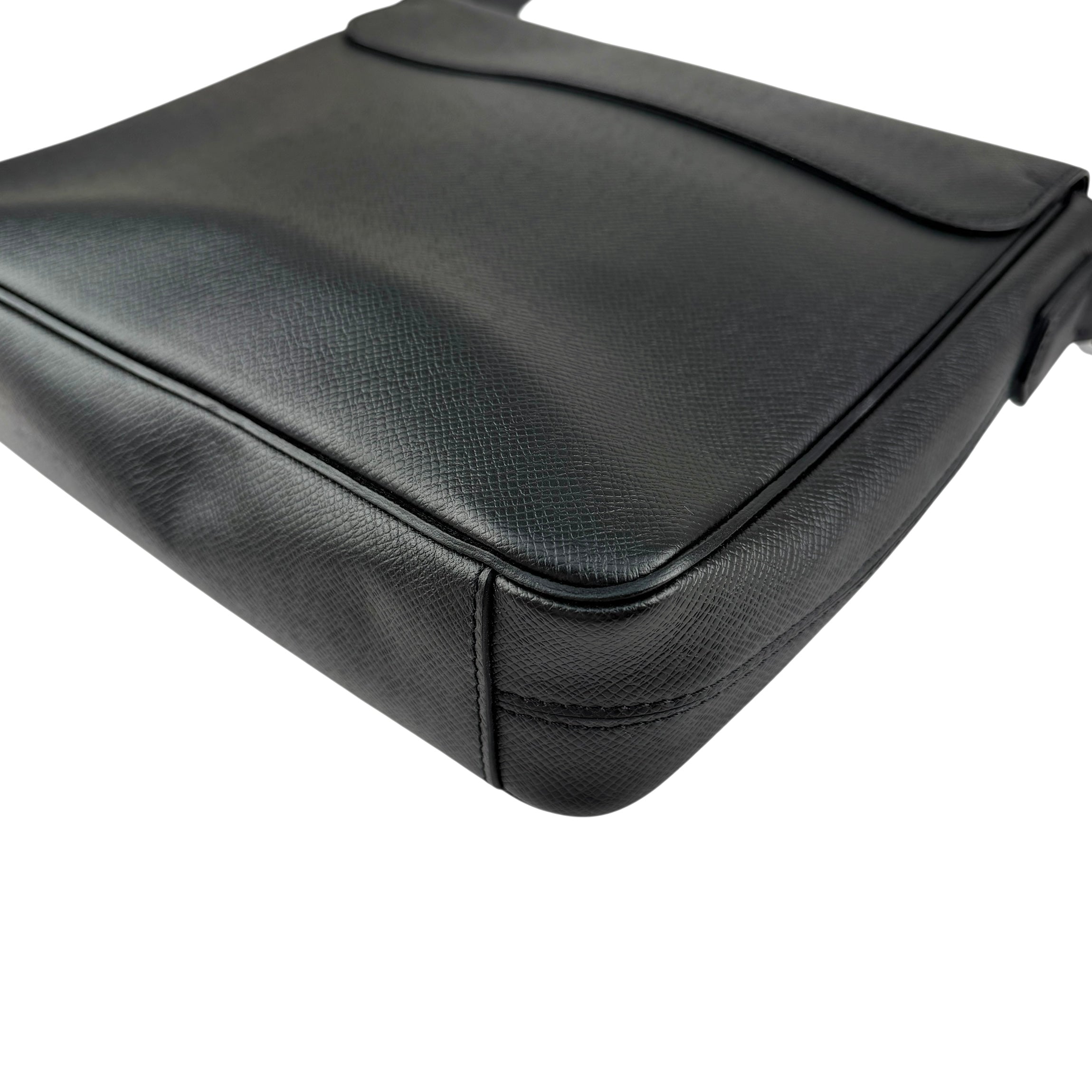 Pre-owned Louis Vuitton Taiga Roman Messenger Bag messenger bag