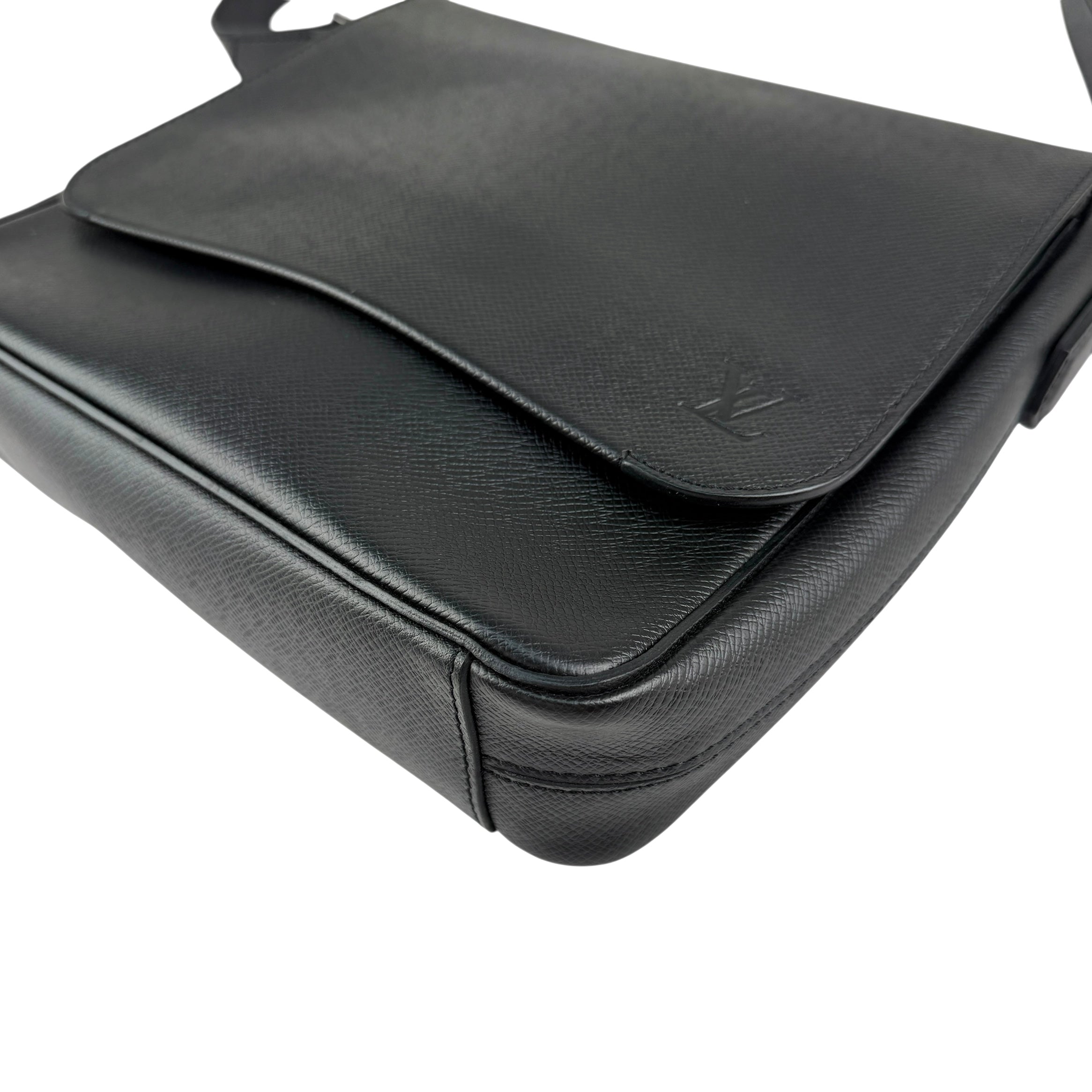 Pre-owned Louis Vuitton Taiga Roman Messenger Bag messenger bag