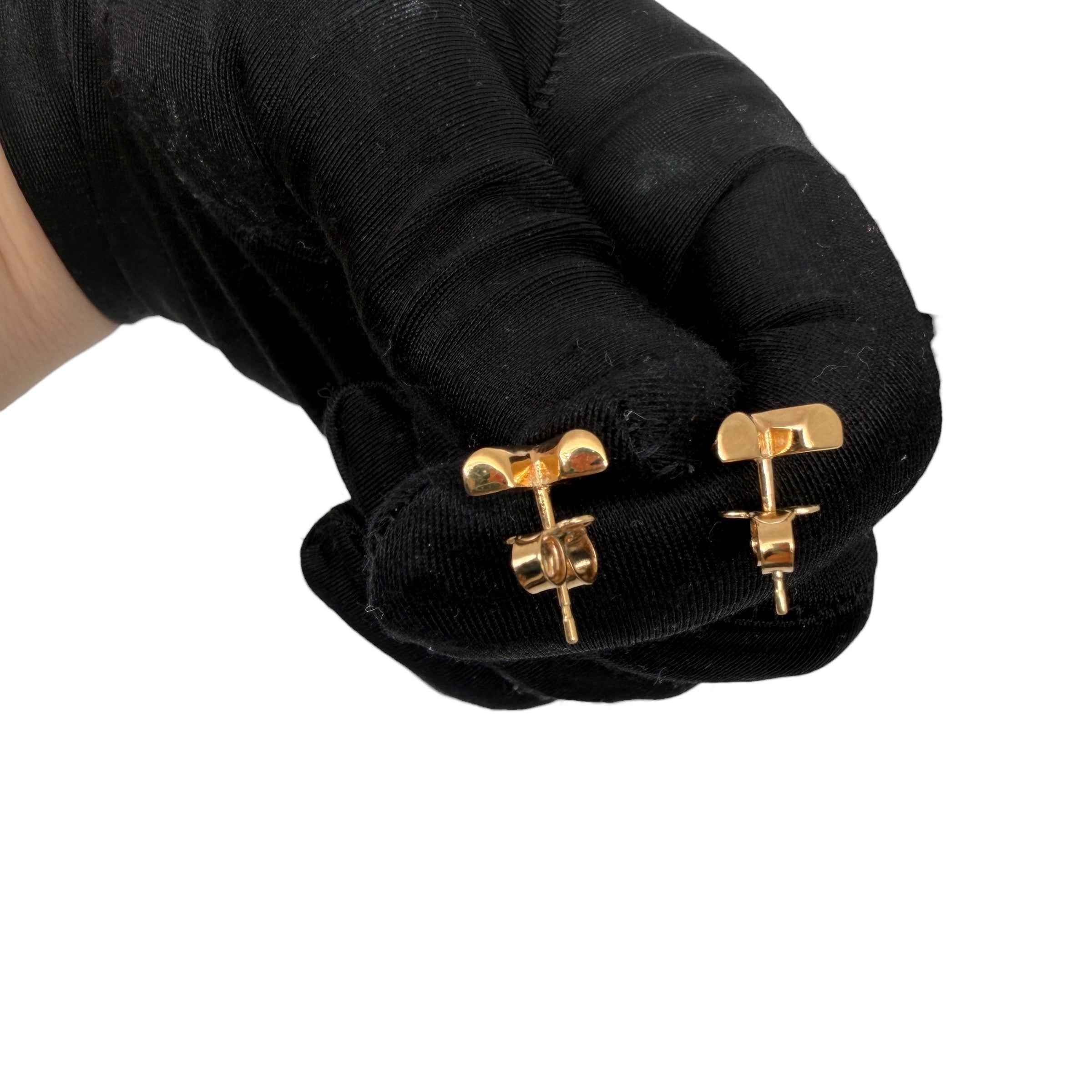 Louis Vuitton Essential V Long Swing Earrings
